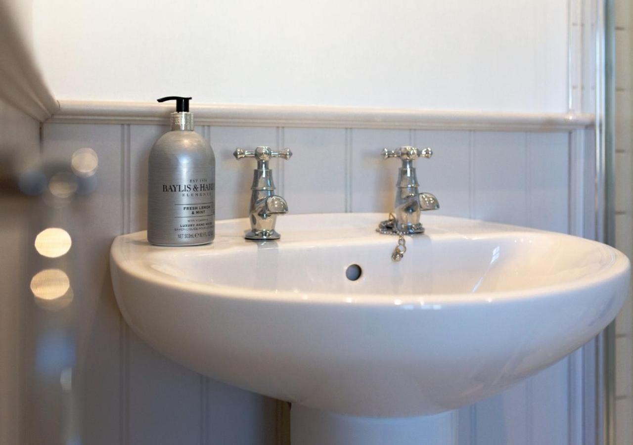 Jasmine Cottage - 2 Bedroom In Heart Of Bourton! 외부 사진