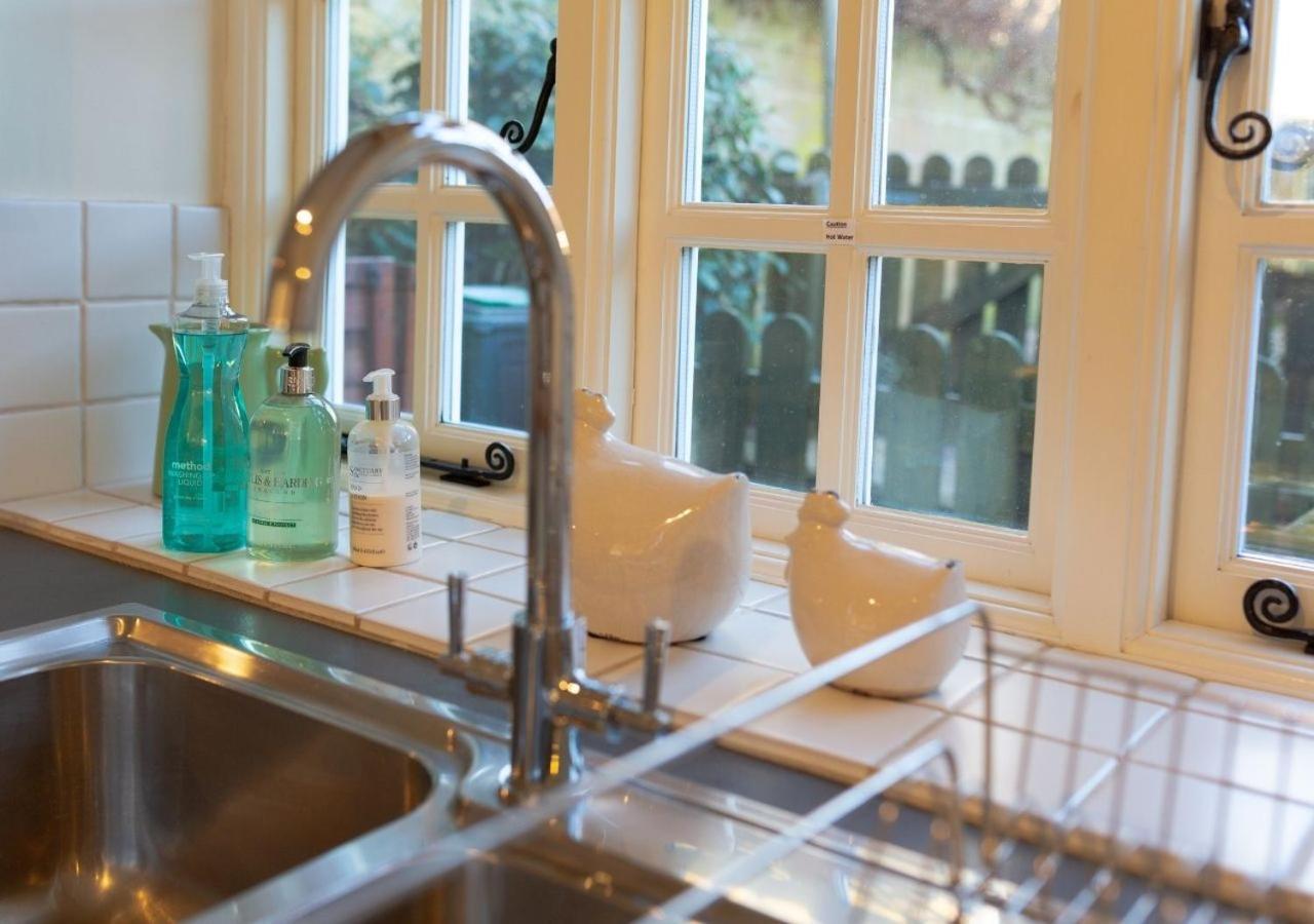 Jasmine Cottage - 2 Bedroom In Heart Of Bourton! 외부 사진