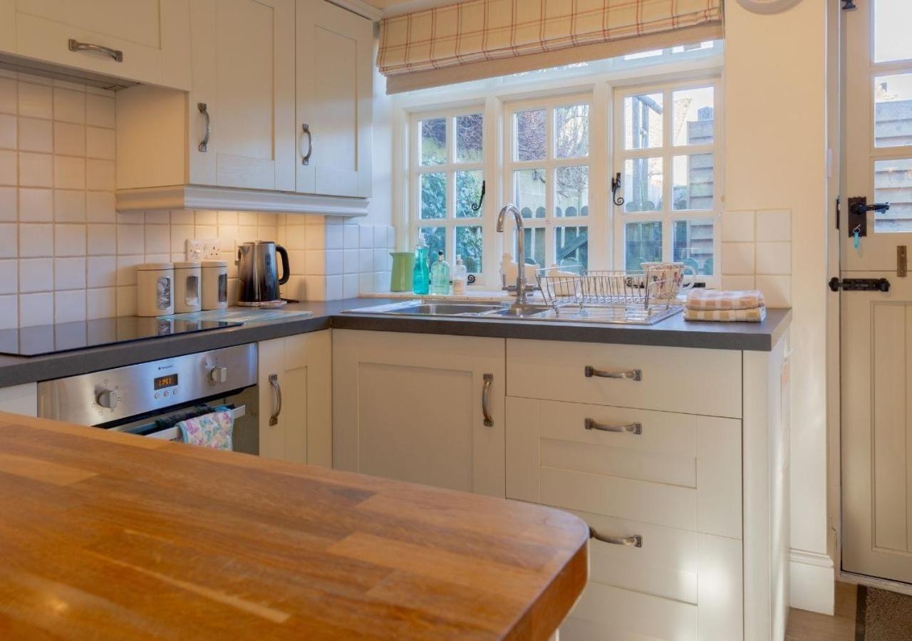 Jasmine Cottage - 2 Bedroom In Heart Of Bourton! 외부 사진